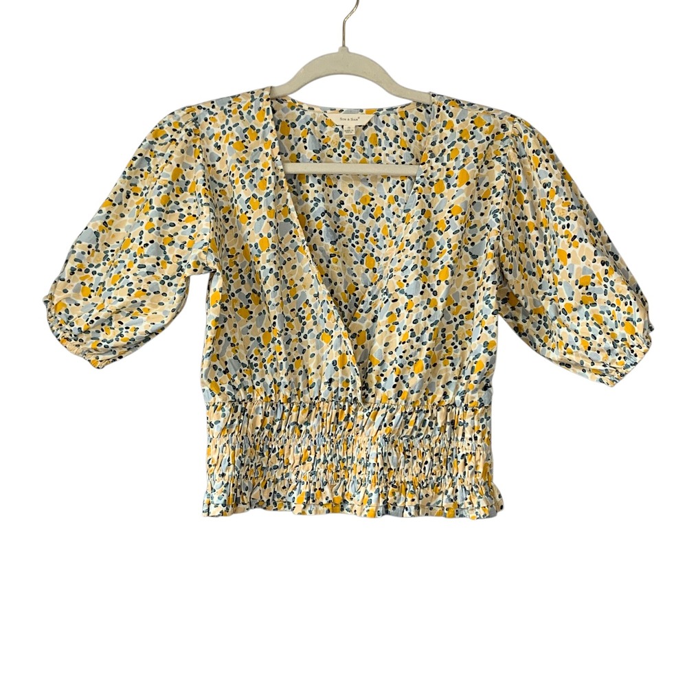 Sim & Sam creme abstract floral cropped blouse w puff short sleeve. Size S